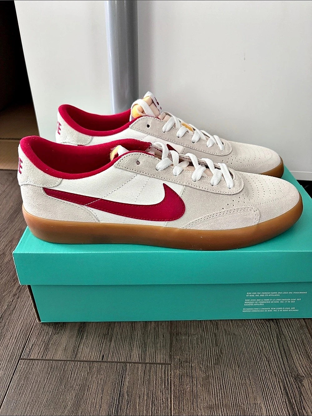 NWT Nike SB Heritage Vulc Summit White Cardinal Red Sneakers White & Red. Men si